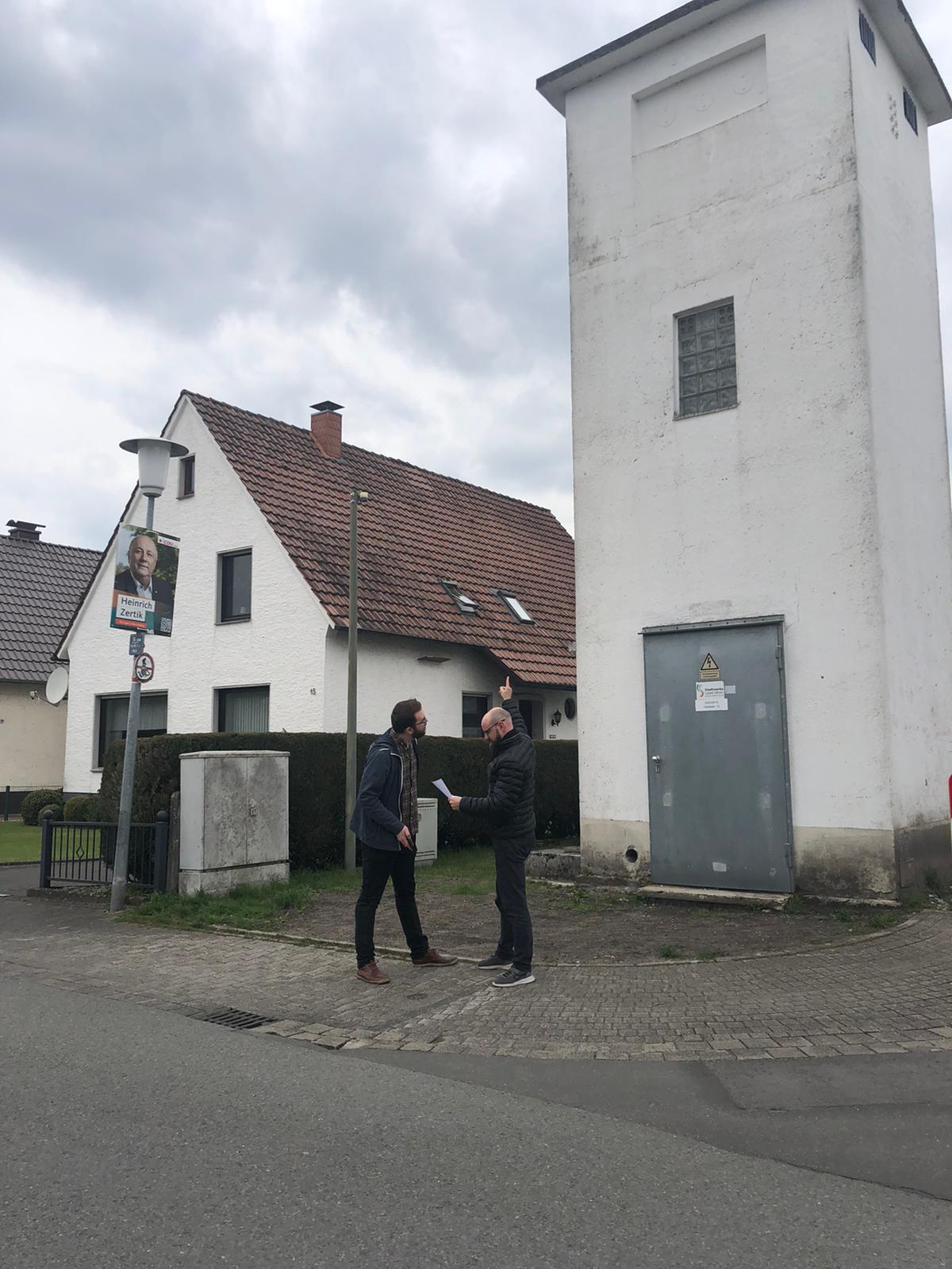 Funklöcher ade: Patrick Baltruschat (rechts) und Jakob Eck (links) begutachten den Standort für eine neue Funkübertragungsstelle