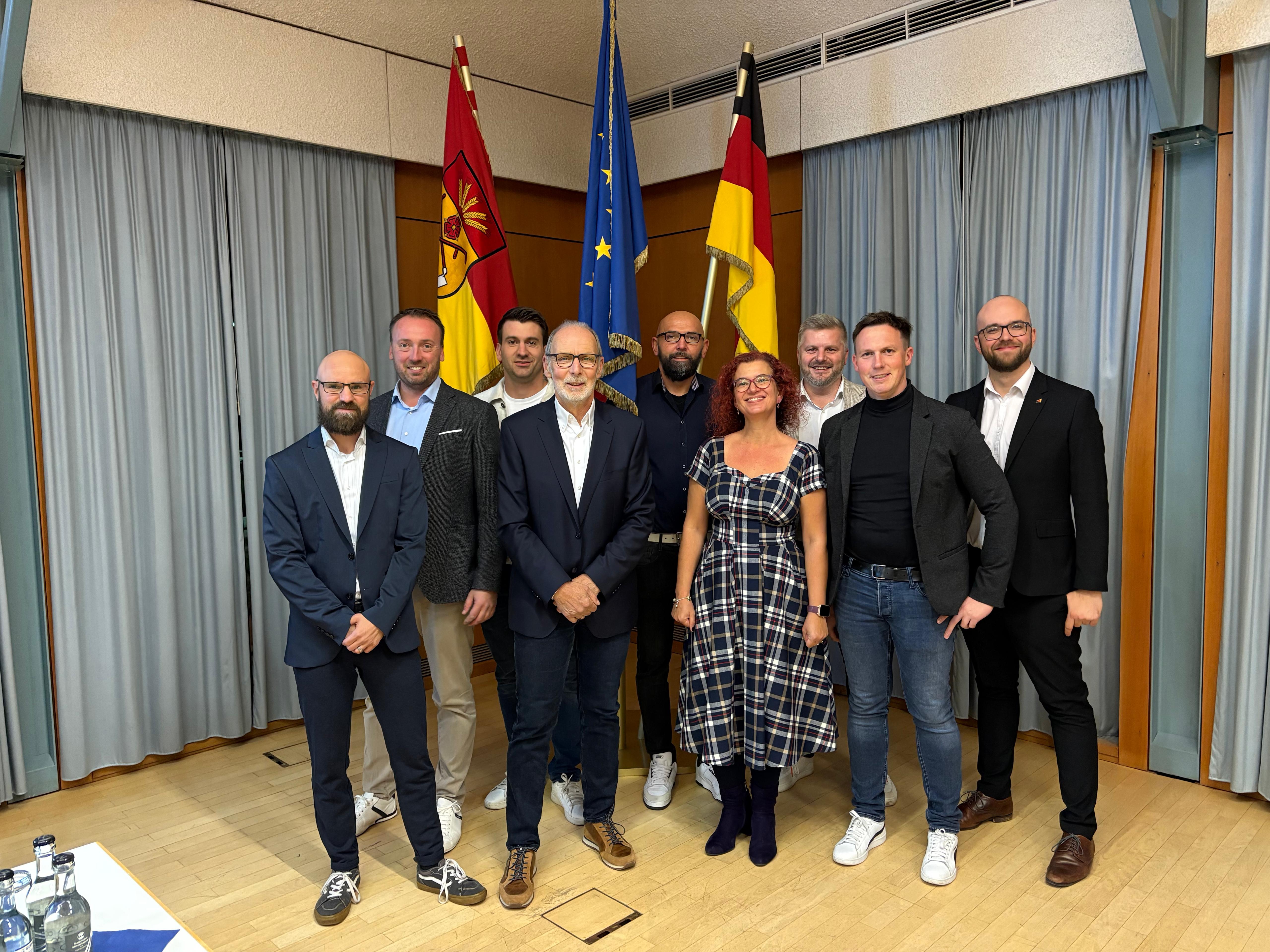 Unser Team fr die neue Legislaturperiode (on links)



Patrick Baltruschat, Janis Swolinsky, Daniel Fast, Wolfgang Huppke (Fraktionsvorsitzender), Albert Lange, Barbara Kastning, Viktor Gossen, Stefan Koop (stell. Fraktionsvorsitzender), Jakob Eck
